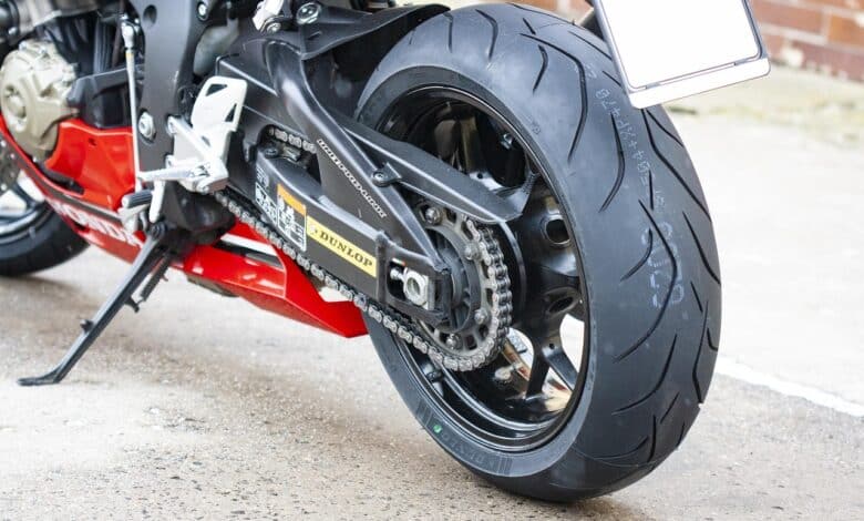 Errar no pneu da moto pode ser o último erro que você vai cometer; entenda o que isso representa e o que fazer.