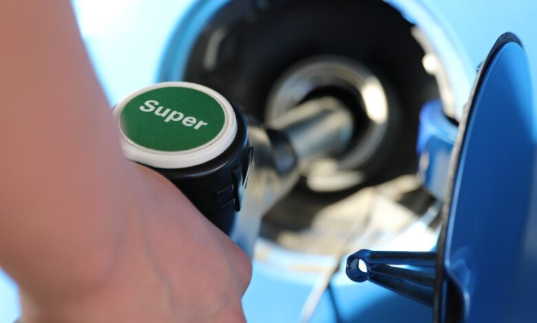 A gasolina poderá ficar menos eficiente no Brasil? Entenda como o Brasil pode mudar as regras sobre o combustível.
