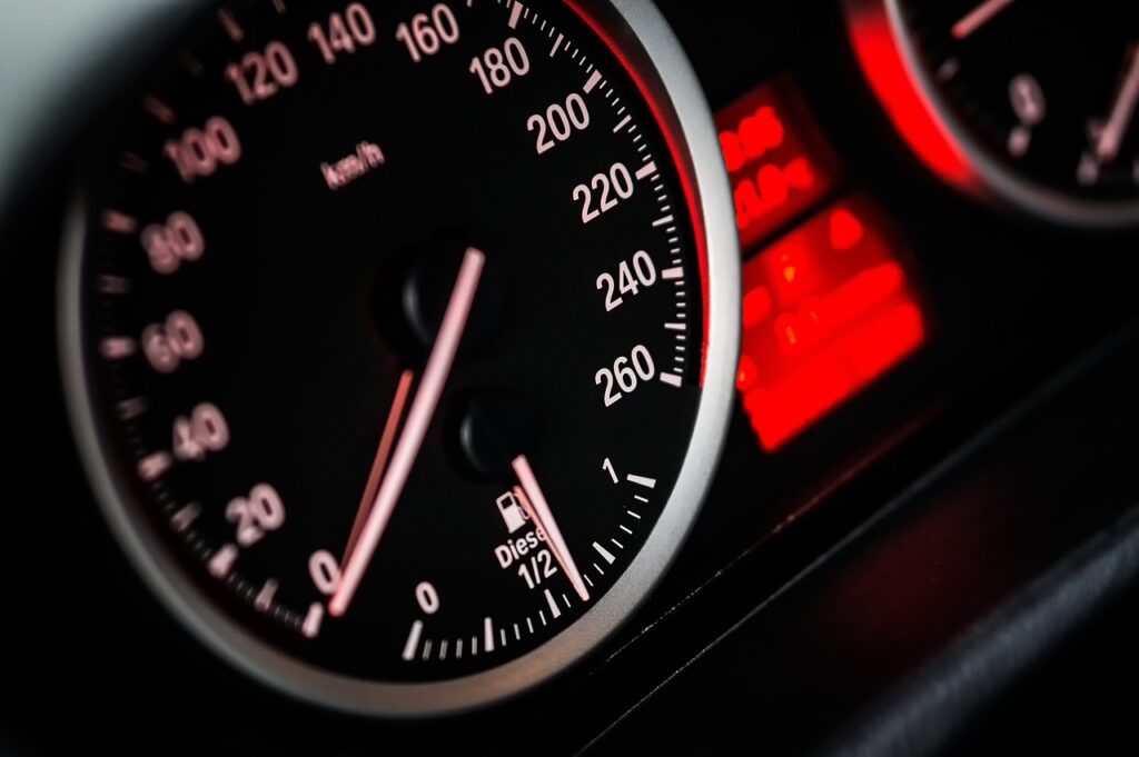Quanto você roda com seu veículo? Veja qual é a quilometragem ideal para manter o carro em dia; confira os detalhes.