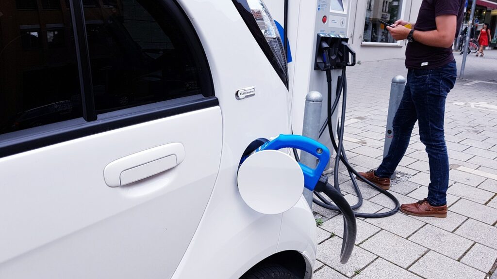 É viável ter um carro elétrico? Veja quanto você terá que gastar em tempo e dinheiro para manter um.