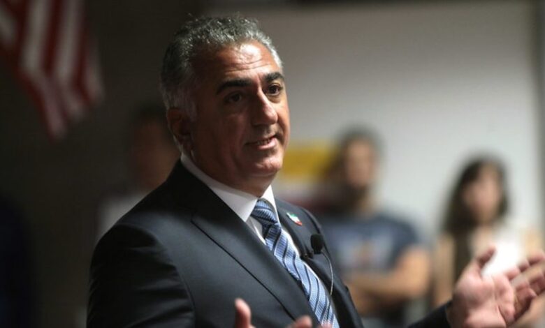 Reza Pahlavi é filho é filho de Mohammad Reza Pahlavi, que perdeu o trono com a Revolução Islâmica de 1979