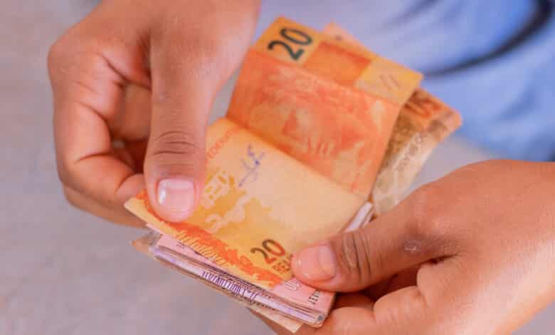 Salário demissão? Veja o que e se o Pix cai na hora para ter o dinheiro na conta no momento em que mais precisa.