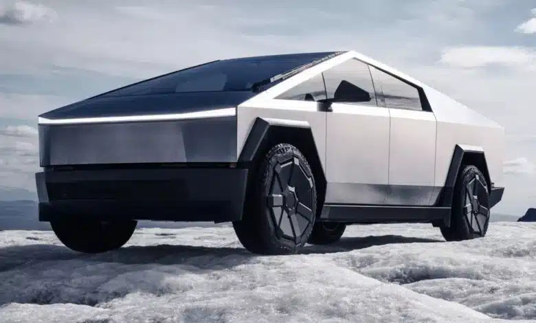 Tesla Cybertruck com FSD ignora galinha na estrada e levanta debate sobre segurança