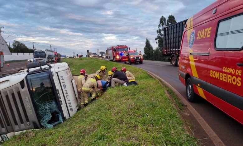 Caminhoneiro fica ferido após tombamento na BR-277, em Cascavel | CGN