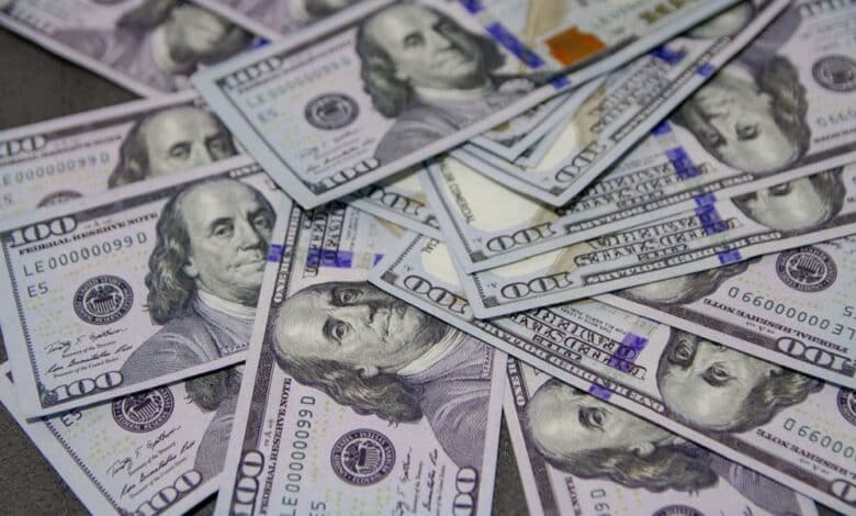 Dólar apresenta queda em meio a tensões no Oriente Médio