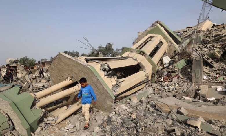 Israel mata 120 palestinos que buscavam ajuda e total de mortes em Gaza chega a 55 mil