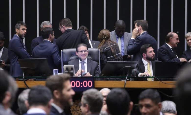 Em meio a queda de braço com governo, Câmara aprova urgência de projeto que derruba mudanças no IOF