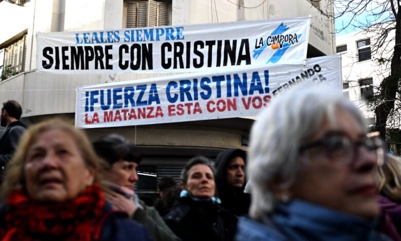 Justiça argentina concede prisão domiciliar a Cristina Kirchner em meio à tensão política e social