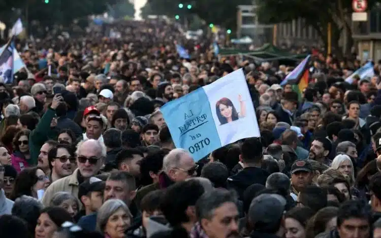 A Praça de Maio e as avenidas do entorno ficaram lotadas de manifestantes na tarde desta quarta-feira (18)