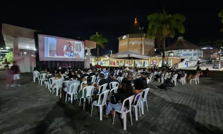 Mais de 300 pessoas assistem “Que Horas Ela Volta?” em praça de Cruzeiro do Sul | ac24horas