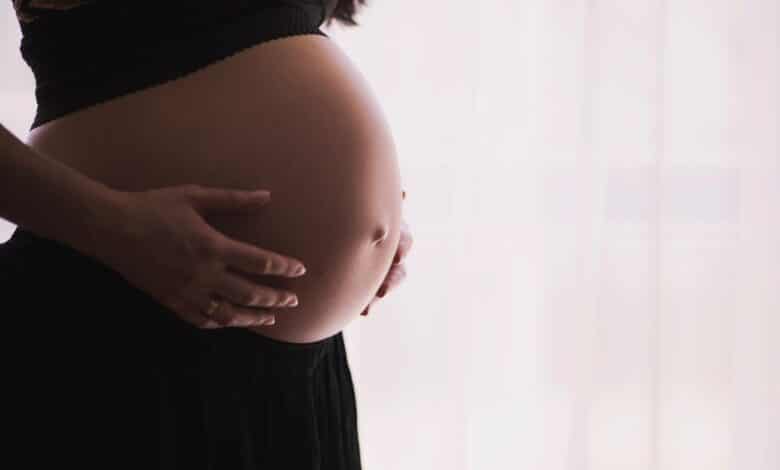 veja qual a idade média das mulheres ao terem filhos no seu estado