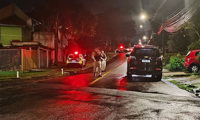viaturas da PM em frente à casa de um homem de cerca de 40 anos, morto em confronto após ameaçar com u um revólver clientes de uma distribuidora de bebidas nas proximidades momentos antes, na Cidade Industrial de Curitiba