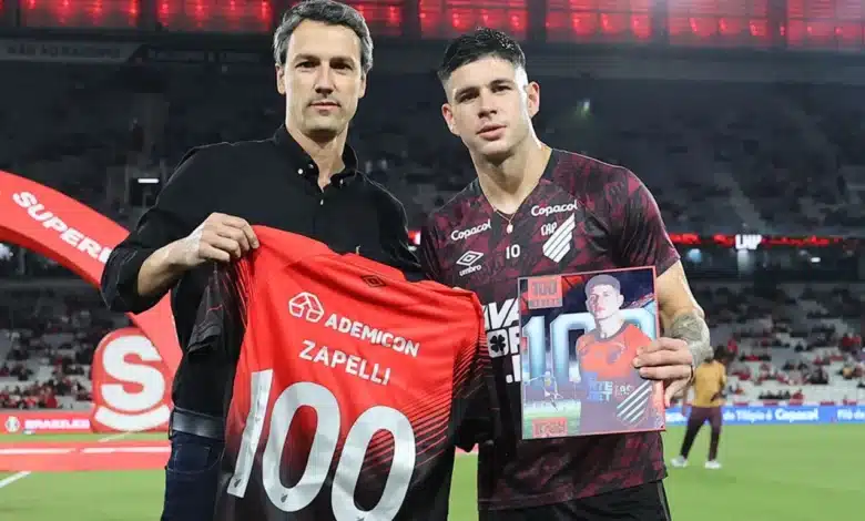 Zapelli com a camisa de 100 jogos pelo Athletico