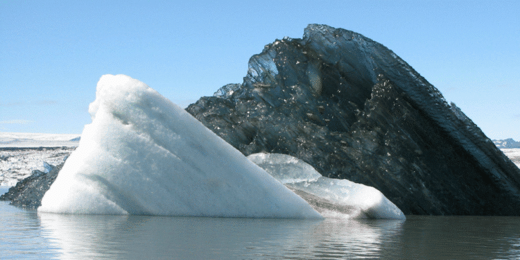 Por que um iceberg preto apareceu no meio do oceano e o que ele representa. É possível ter gelo dessa cor no meio do mar.