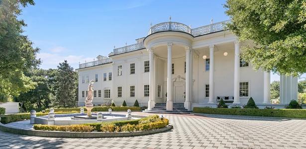 Mansão na Califórnia (EUA) é réplica da Casa Branca, sede do governo norte-americano; terreno tem 11 mil m² de área, 11 quartos e 14 banheiros