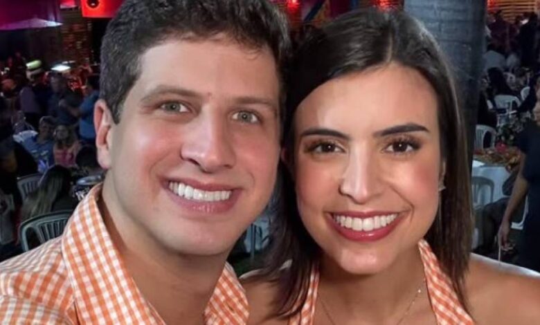 A saia-justa de Tabata Amaral com o namorado, João Campos
