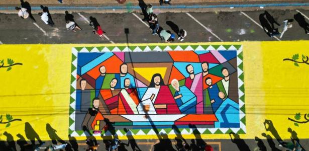 Tradicional celebração de Corpus Christi em Matão (SP): os tapetes artesanais são confeccionados com dolomita, uma espécie de pó de vidro, e pintados com cores vibrantes