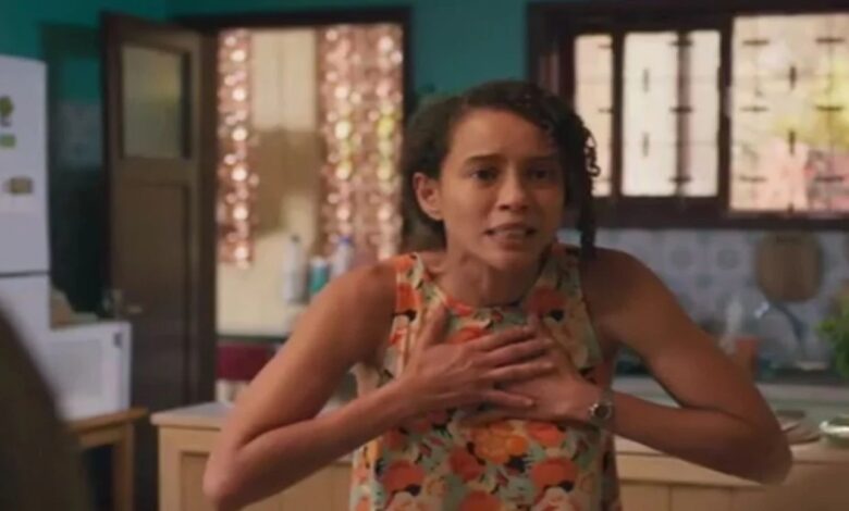 Raquel leva as mãos ao peito em cena de Vale Tudo