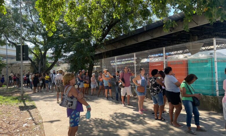 Posto do Jaé em Madureira é o único da Zona Norte aberto nesta sexta-feira, com fila que dá voltas na rua