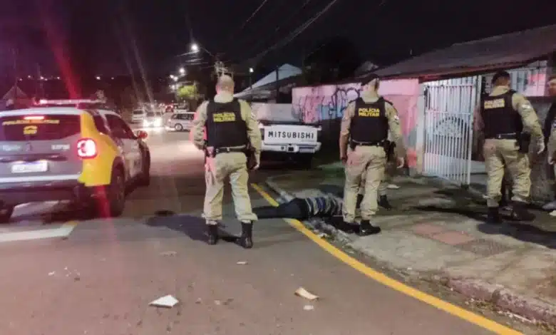 Polícia Militar em torno de Julio, vítima de agressão em Curitiba