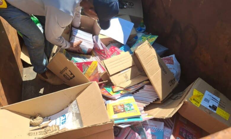 Dezenas de livros do ensino médio são descartados no lixo; editora desconhece e condena desperdício do material didático - Geral