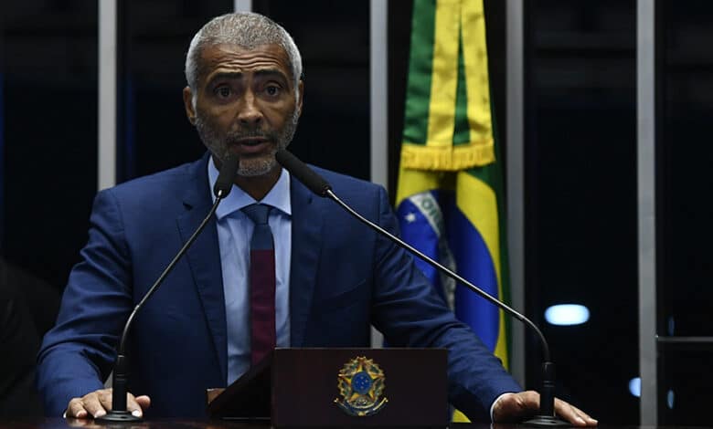 Em discurso, à tribuna, senador Romário (PL-RJ).
