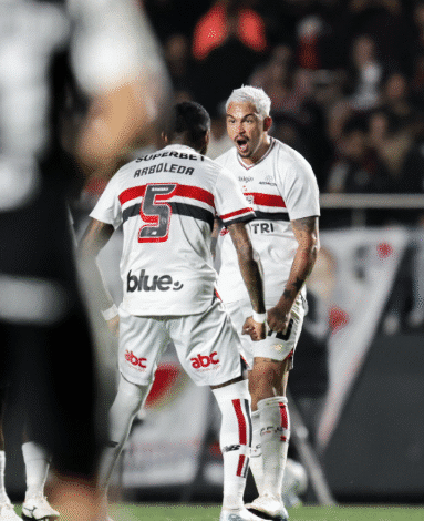São Paulo vence Corinthians por 2 a 0 no Brasileirão; Luciano brilha