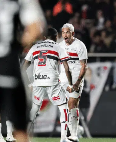 São Paulo vence Corinthians por 2 a 0 no Brasileirão; Luciano brilha