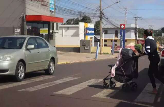 cidade hostil aos pedestres tem calçadas intransitáveis e risco constante