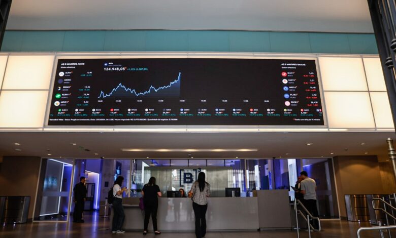Ibovespa perde os 138 mil pontos de olho em tarifa dos EUA sobre o Brasil | Finanças