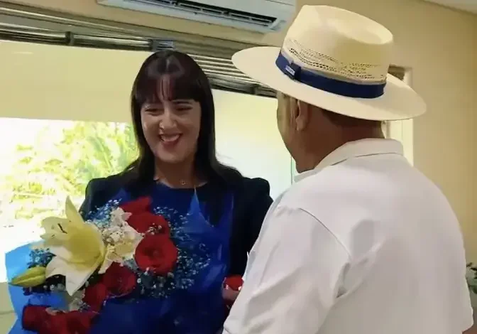 Bocalom homenageia esposa com flores na sede da prefeitura | ac24horas