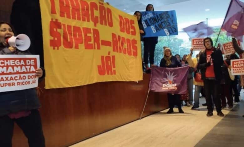 grupo ocupa sede do Itaú BBA na Faria Lima e pede taxação de super-ricos