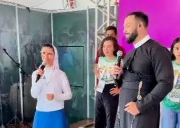 Após viralizar com beatbox, freira faz tutorial de passinho em romaria