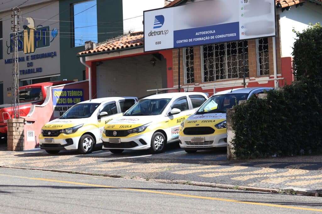 A parte mais cara de tirar Carteira Nacional de Habilitação (CNH) fica para pagar os custos da autoescola, mas será que dá para evitar isso e ir direto ao ponto?
