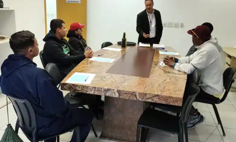 Usuários do CREAS participam de curso gratuito de Técnicas para Garçom