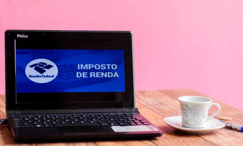 Renda de brasileiros com salários de até R$ 5 mil ganha alívio em um futuro próspero; projeto de isenção de imposto avança.