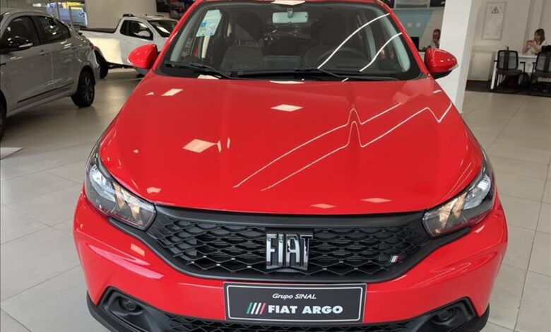 Com desconto de R$ 21 mil, Fiat Argo Drive 1.3 AT custa preço de Mobi