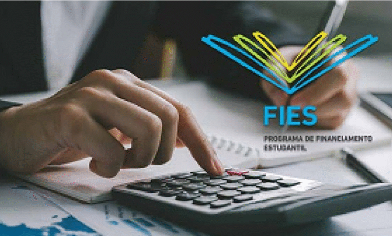 Imagem de pessoa usando calculadora e ao lado o logo do Fies