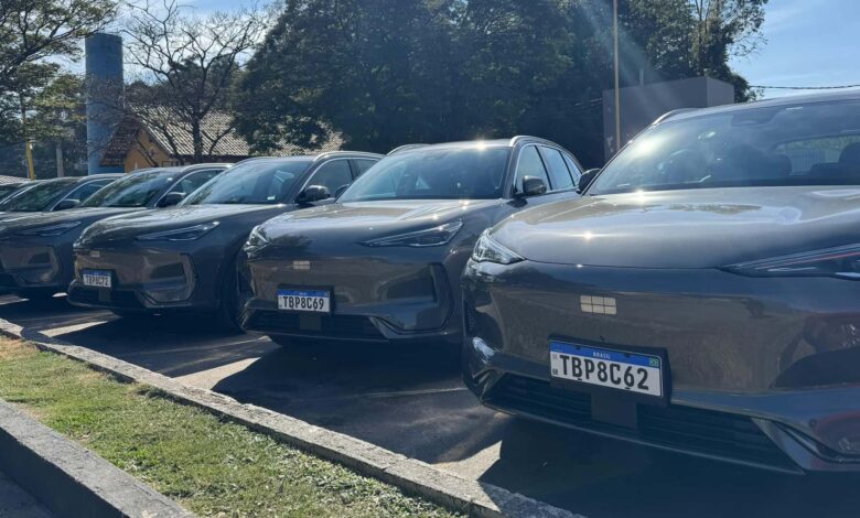 Geely EX5 chega ao Brasil contra BYD e preços partem de R$ 195.800