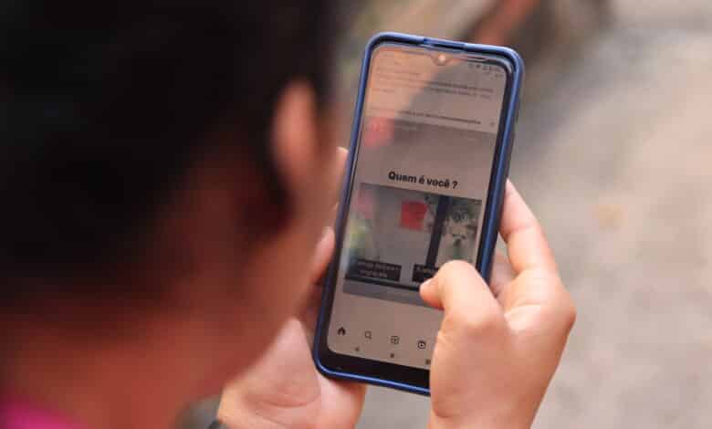 Seu celular em risco? Veja como funciona o golpe da mão fantasma e o que ele pode fazer com as suas economias rapidamente e discretamente.