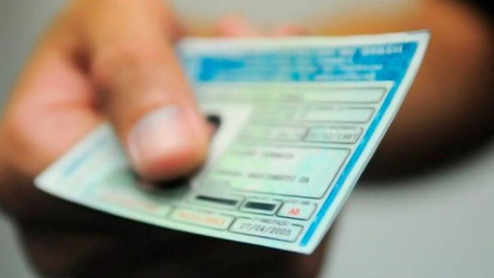 Governo estuda acabar com autoescolas para baratear CNH; entenda