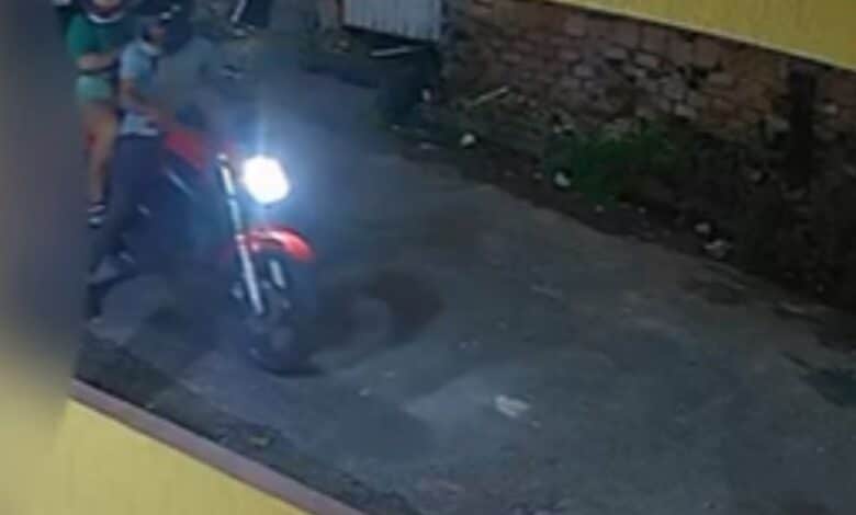 jovem é assaltada por casal enquanto voltava da igreja em Manaus