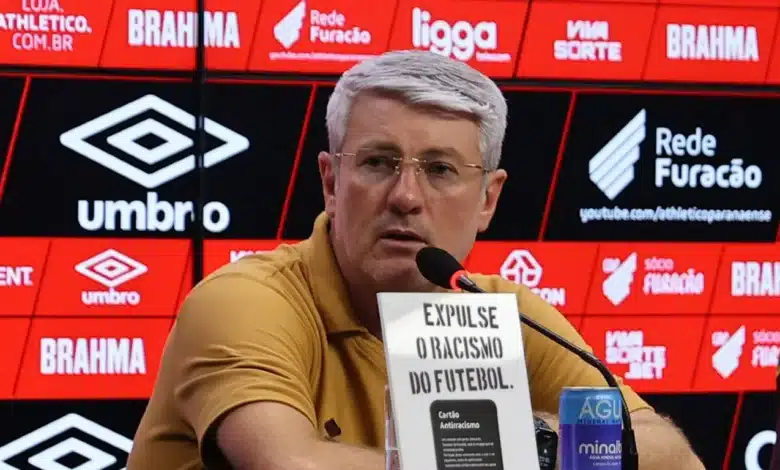Odair Hellmann em coletiva no Athletico