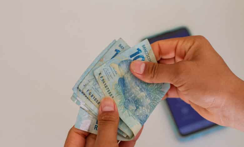 Tem algo a respeito do salário mínimo que não te contaram e que você precisa saber antes de contabilizar o aumento no mês.