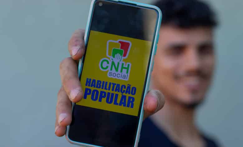 Nova lei pode utilizar multa de infratores para bancar a CNH dos brasileiros que têm dificuldade para pagar o processo da habilitação.