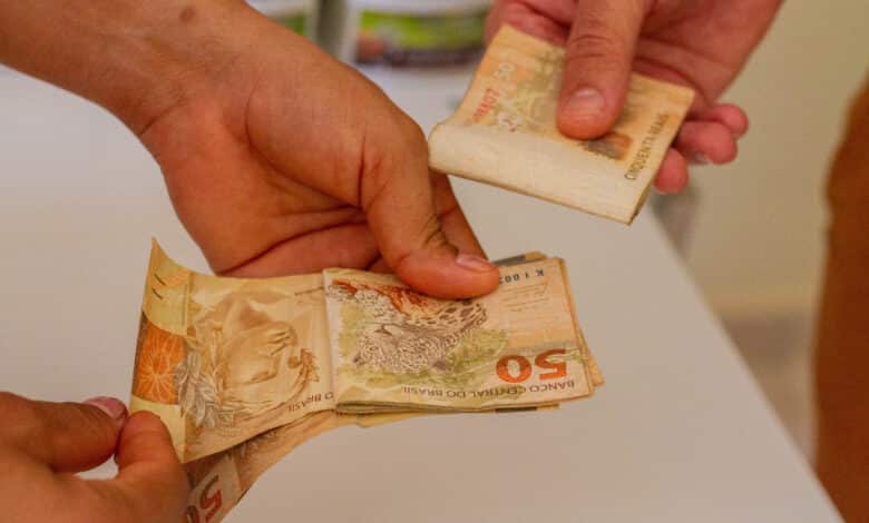 Há um auxílio secreto no seu salário que ninguém te contou antes? Veja como funciona e quem tem direito a isso.