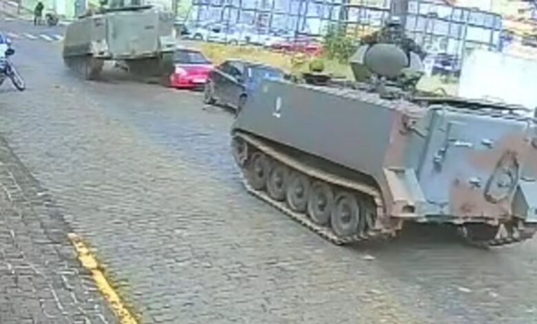 Tanque do Exército passa por cima de carro em Ponta Grossa