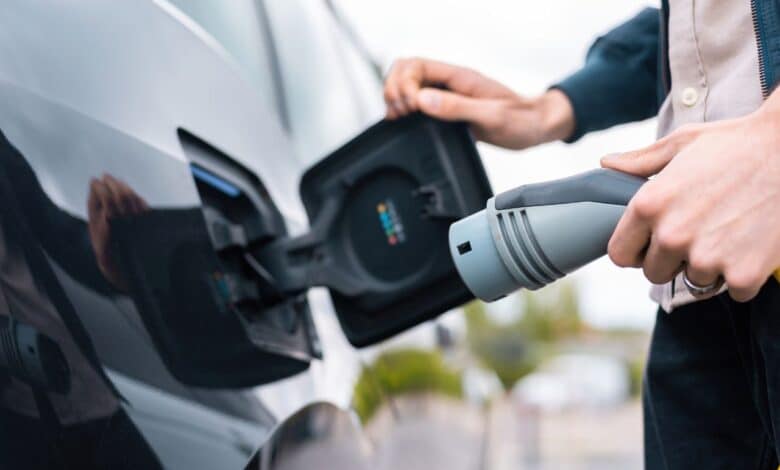 Você pode apostar em se especializar nas áreas que trabalham com carros elétricos, pois o Brasil deve dobrar o número de empregados nesse campo em 25 anos.