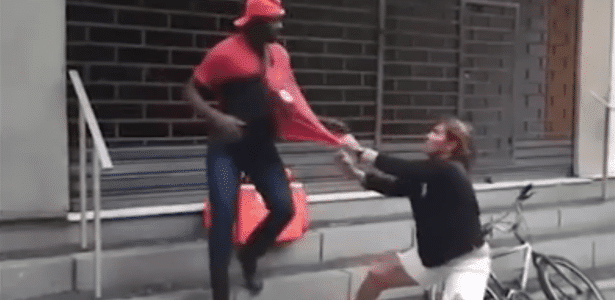 Ex-atleta que atacou entregadores com coleira é condenada por racismo