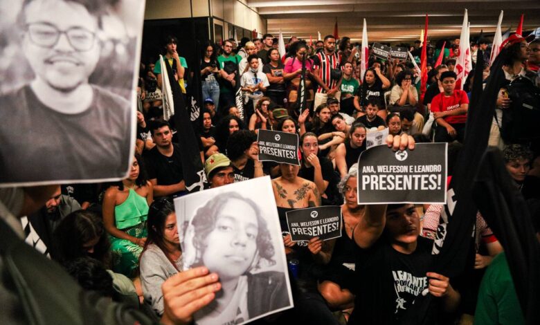 Abertura de Congresso da UNE tem ato em homenagem a estudantes mortos em acidente